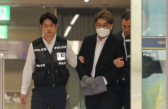 '음주 뺑소니 혐의' 김호중 검찰 호송차로 걸어가는 모습