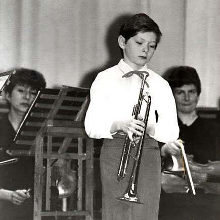 어린 시절 세르게이 나카리아코프가 트렘펫을 들고 있는 사진입니다.