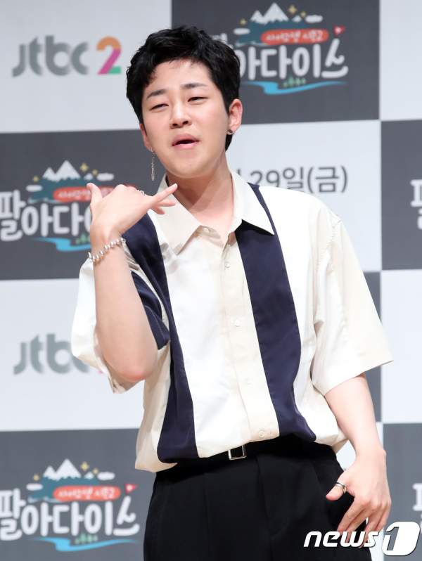 딘딘 사진