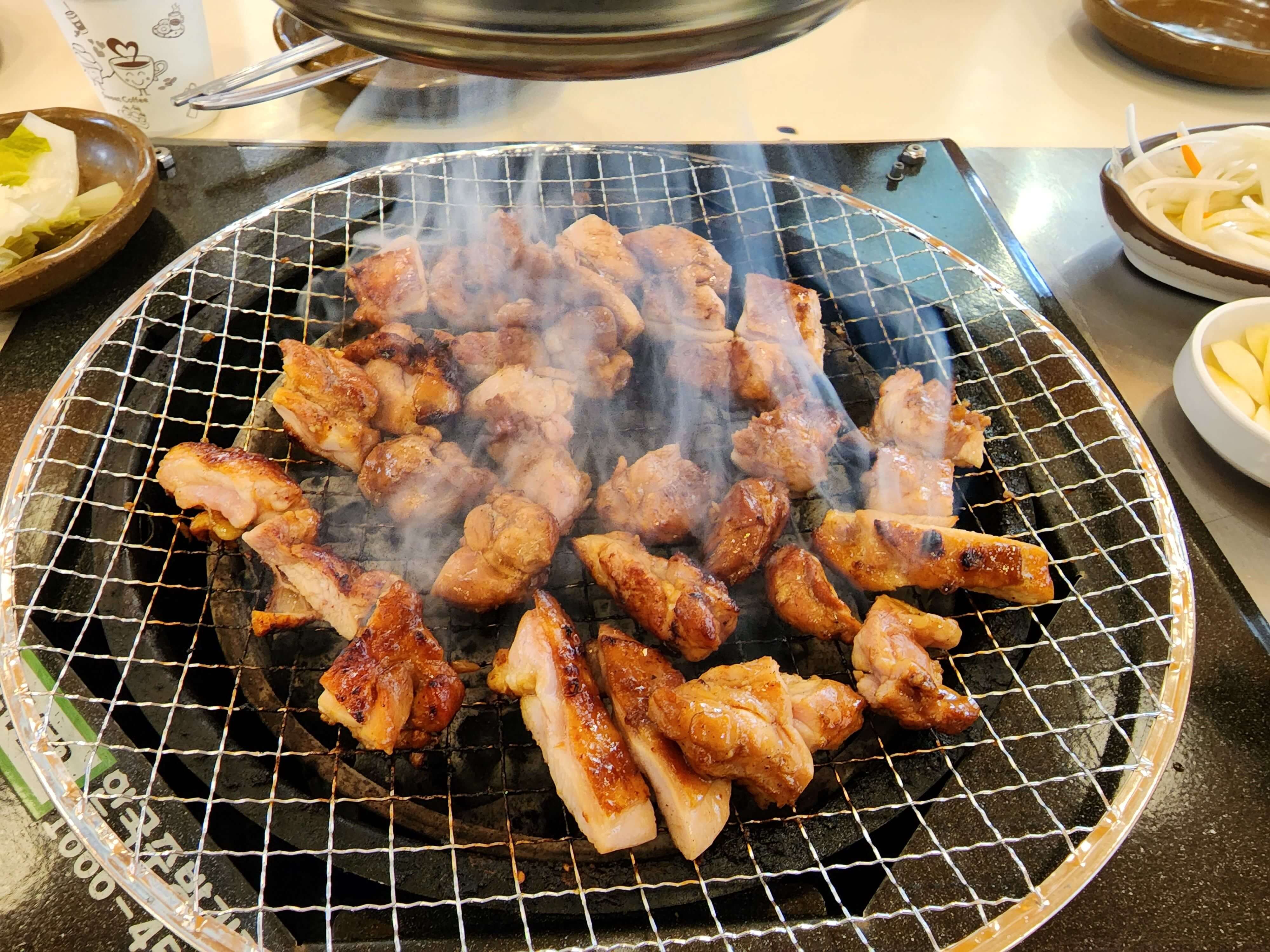 홍천 느티나무 숯불간장닭갈비 굽는중