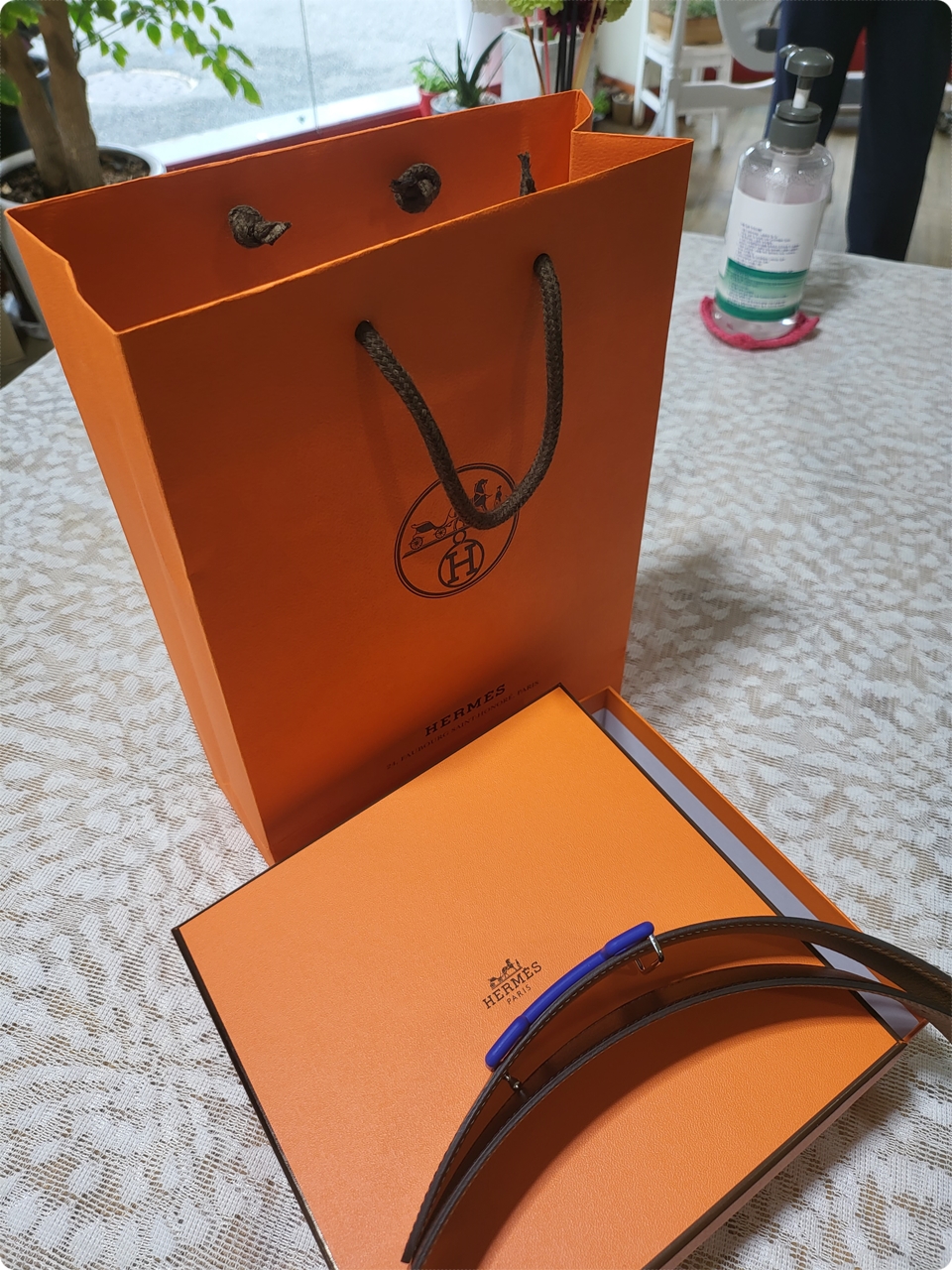 오렌지 박스와 쇼핑백