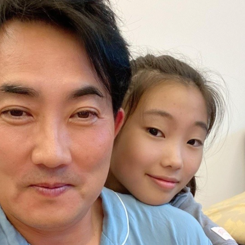 딸바보인 이승철의 둘째딸 이원이와 셀카 한컷