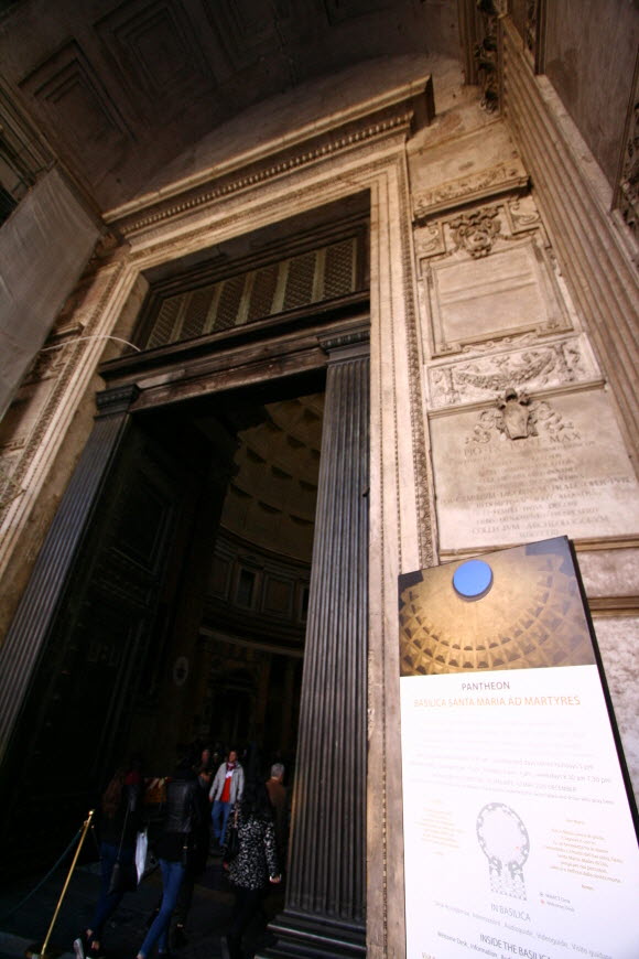 로마-판테온-거대한-정문모습