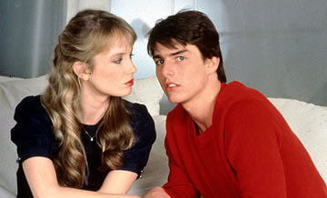 위험한 청춘 영화의 한 장면으로 톰 크루즈와 레베카 드 모네이가 함께 소파에 앉아 얘기하고 있는 장면