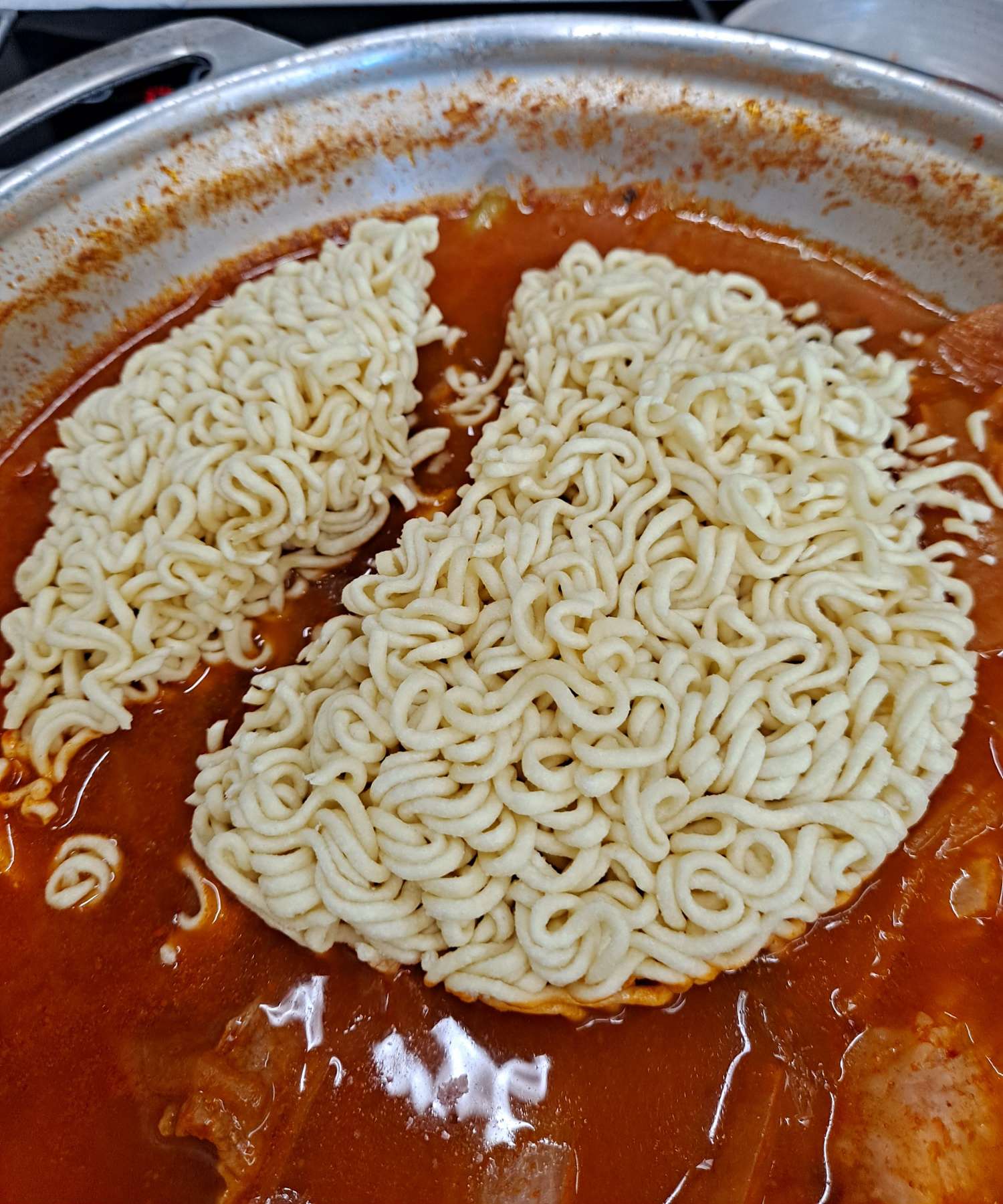 김치찌개 사리면 넣다