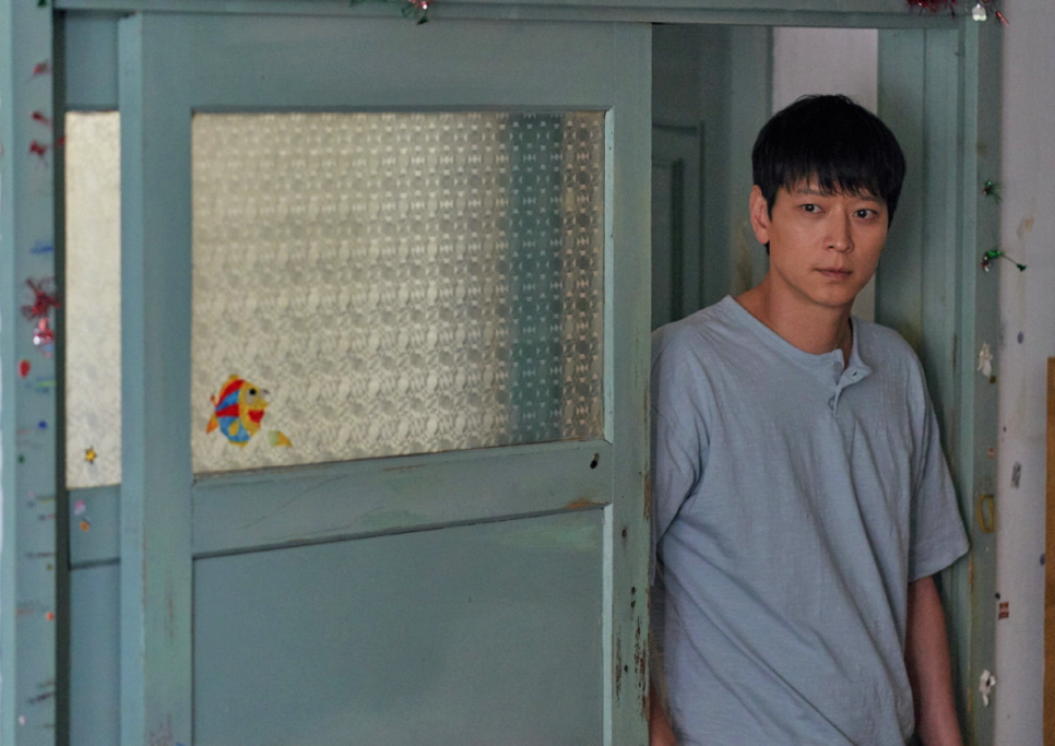 영화 브로커에서 아이유의 엄마가 됐다. (정보, 출연진, 제작사, 개봉) 14