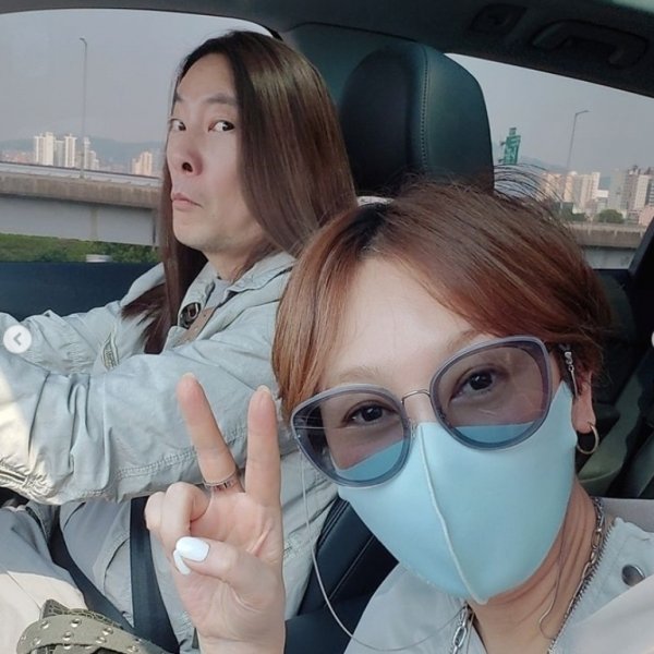  '다이어트 성공' 이승연, 2살 연하 긴 머리 남편과 셀카 "늘 감사해"