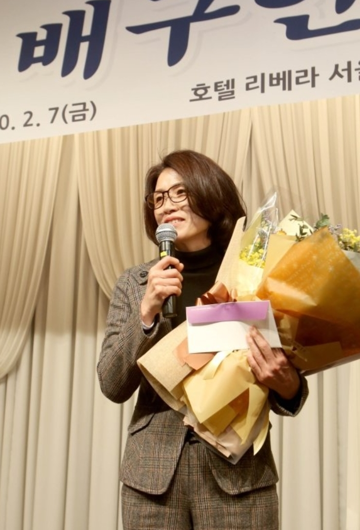  김경희 장한 어버이상 취소, 배구협회 손절. 반대로 어디선가 올라오는 이재영, 이다영, 김경희 옹호성 기사들, 진실 조사 국민청원은 10만을 넘어가고 있다.