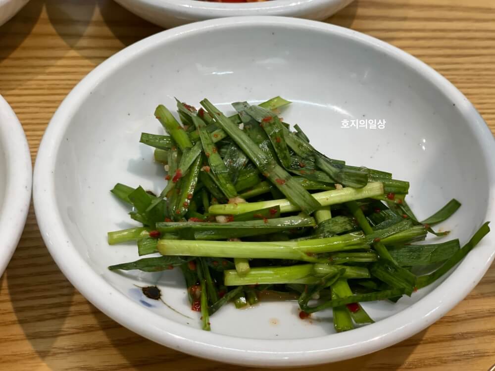 수원 광교 안동국시 맛집 서빈 - 기본찬 부추 무침