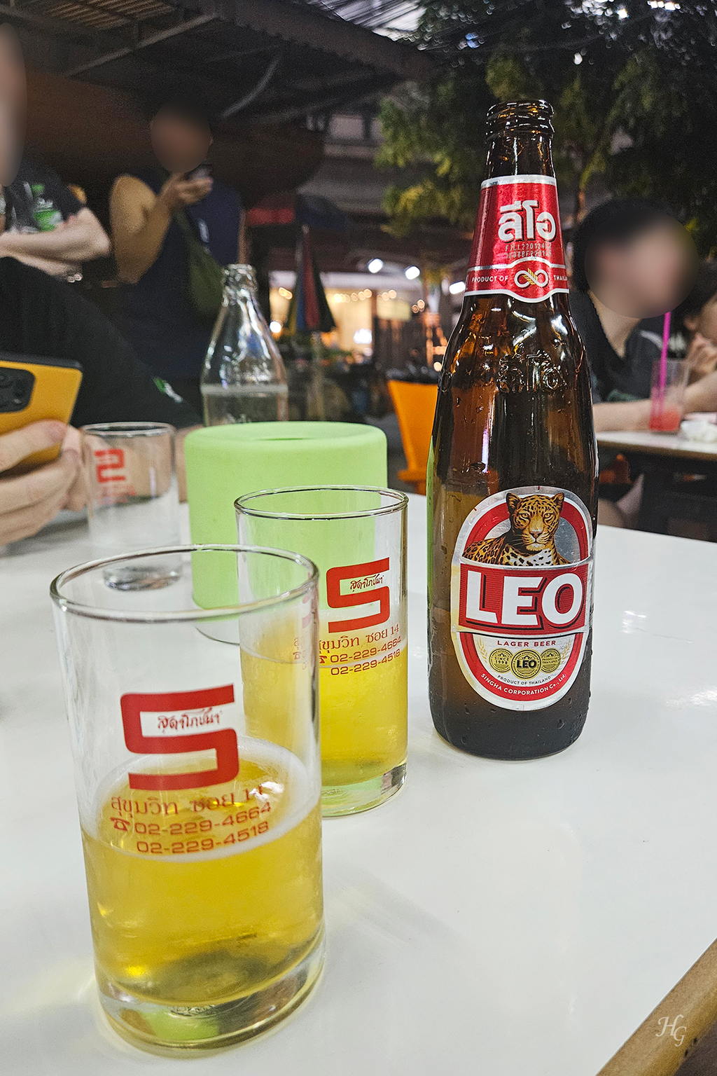 태국 방콕 쑤다 식당 SUDA Restaurant LEO 맥주 한 병과 잔 두 개
