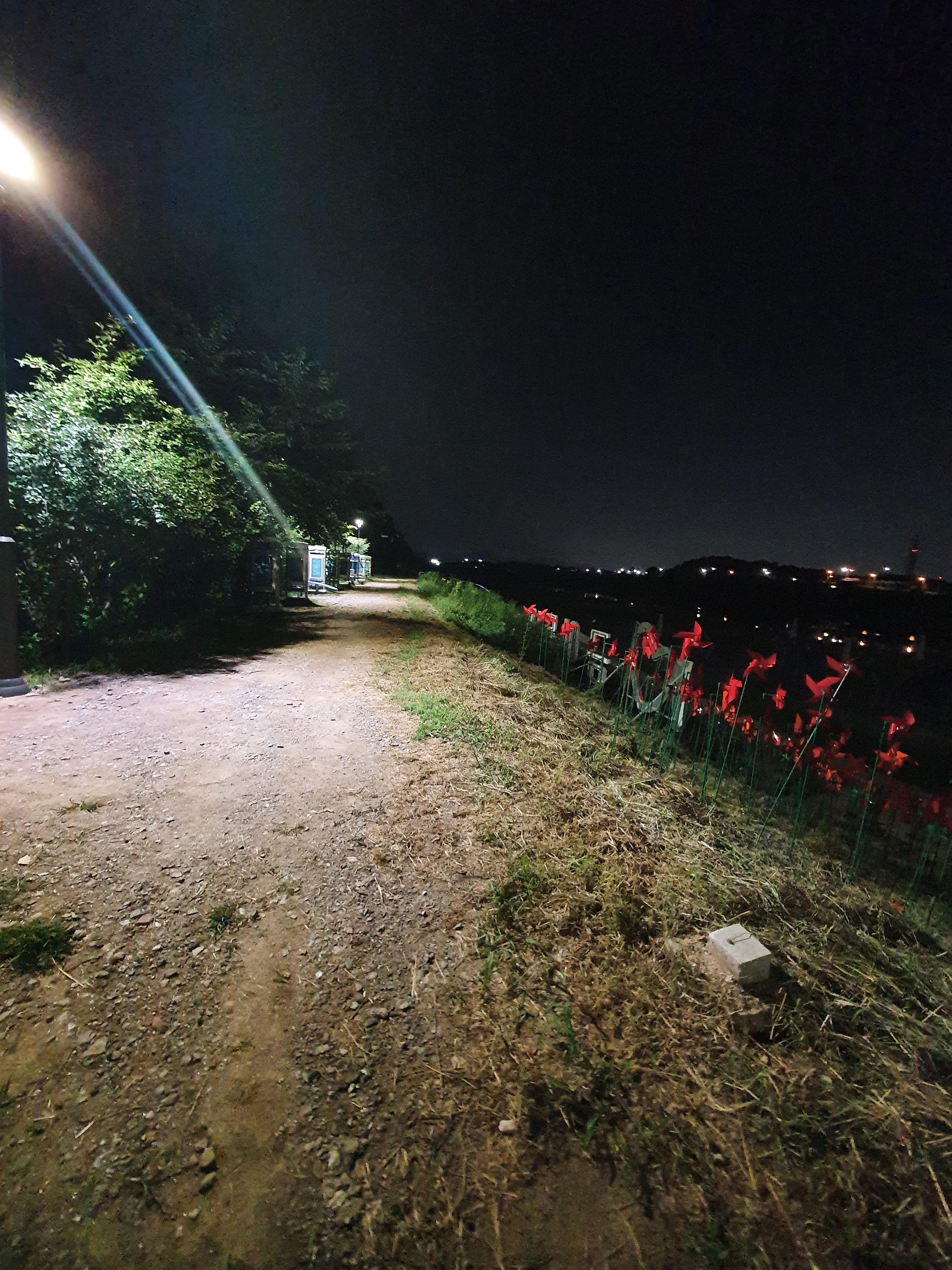 아직은 여름 밤 산책길