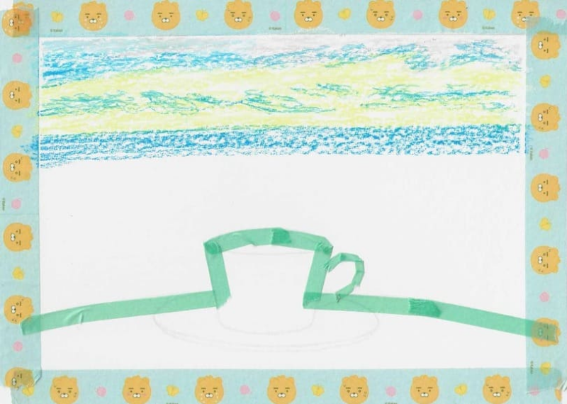 커피 잔의 경계선에 마스킹 테이프를 붙이고 하늘과 바다를 오일 파스텔 하늘색과 노란색으로 밑그림을 칠한 그림
