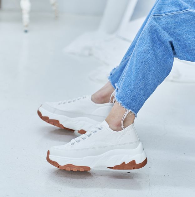  쿠션감 있는 패브릭 투톤굽 5.5cm 스니커즈