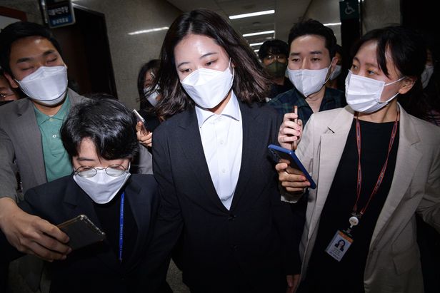  떠나는 박지현 민주당 2030 여성께 감사 국힘 남성은 뭐가 되나 패배의 책임 지고 비대위원 총사퇴 2030 여성들께 감사의 인사를 남기고 싶다 대선에 지고도 오만 달라져야 한다 알면서 변화거부