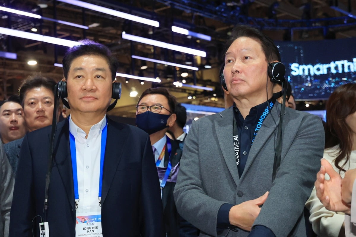 최태원 SK그룹 회장이 1월 8일 오전(현지 시간) CES 2025가 열리고 있는 미국 네바다주 라스베이거스 컨벤션센터 센트럴홀 삼성전자 전시관을 방문해 한종희 삼성전자 디바이스경험(DX) 부문장(부회장)과 설명을 듣고 있다.