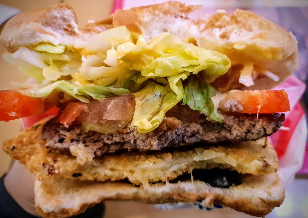 유러피안 프리코 치즈버거를 두입 정도 먹은 단면의 사진
