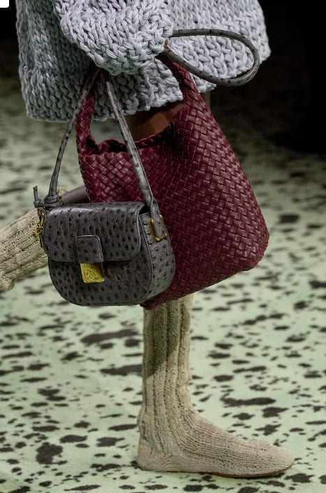 양말인 줄 알았더니 신발? VIDEO: Take a Closer Look at Bottega Veneta&#39;s Winter 2023 Collection
