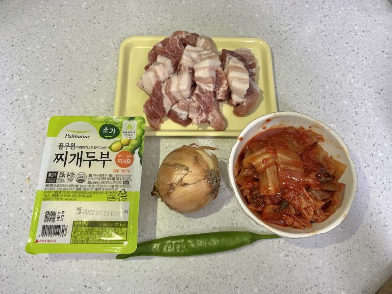 7분 김치찌개 준비물 - 삼겹살&#44; 두부&#44; 기및&#44; 양파&#44; 청양고추