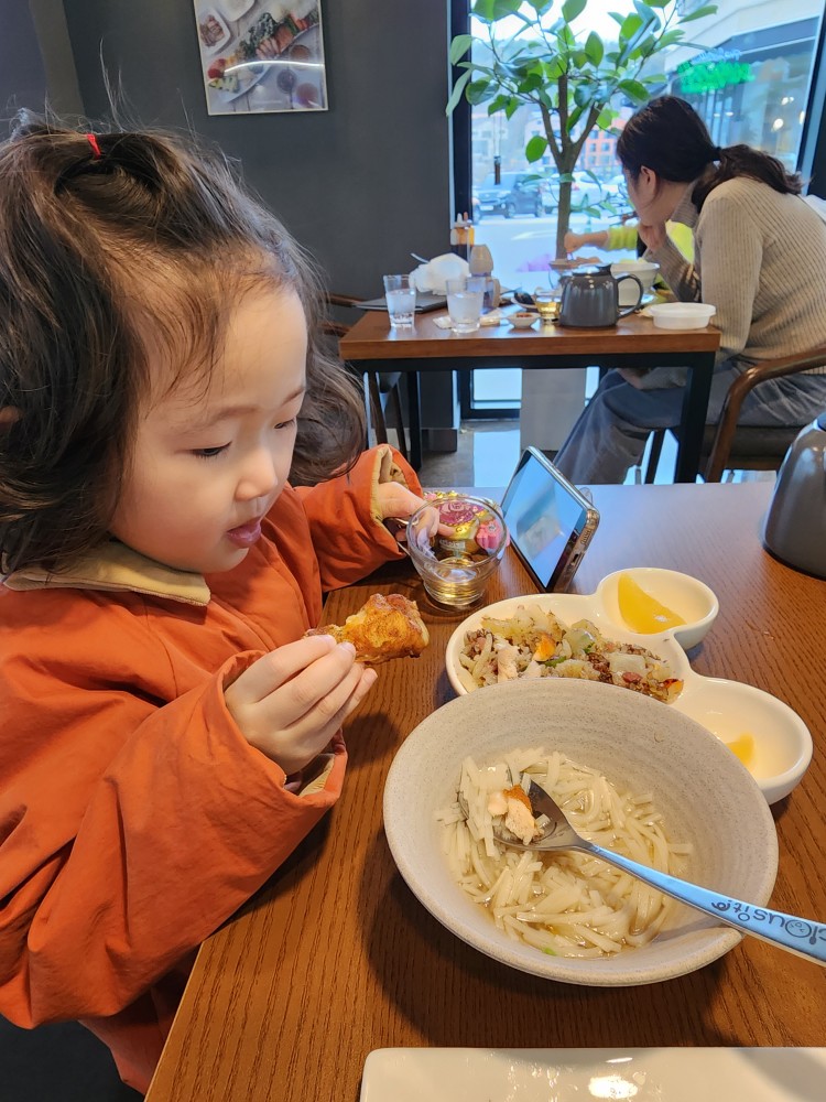 음식을 먹는 아이 사진