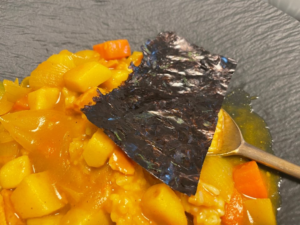 카레에 곱창김 얻어 먹는 사진