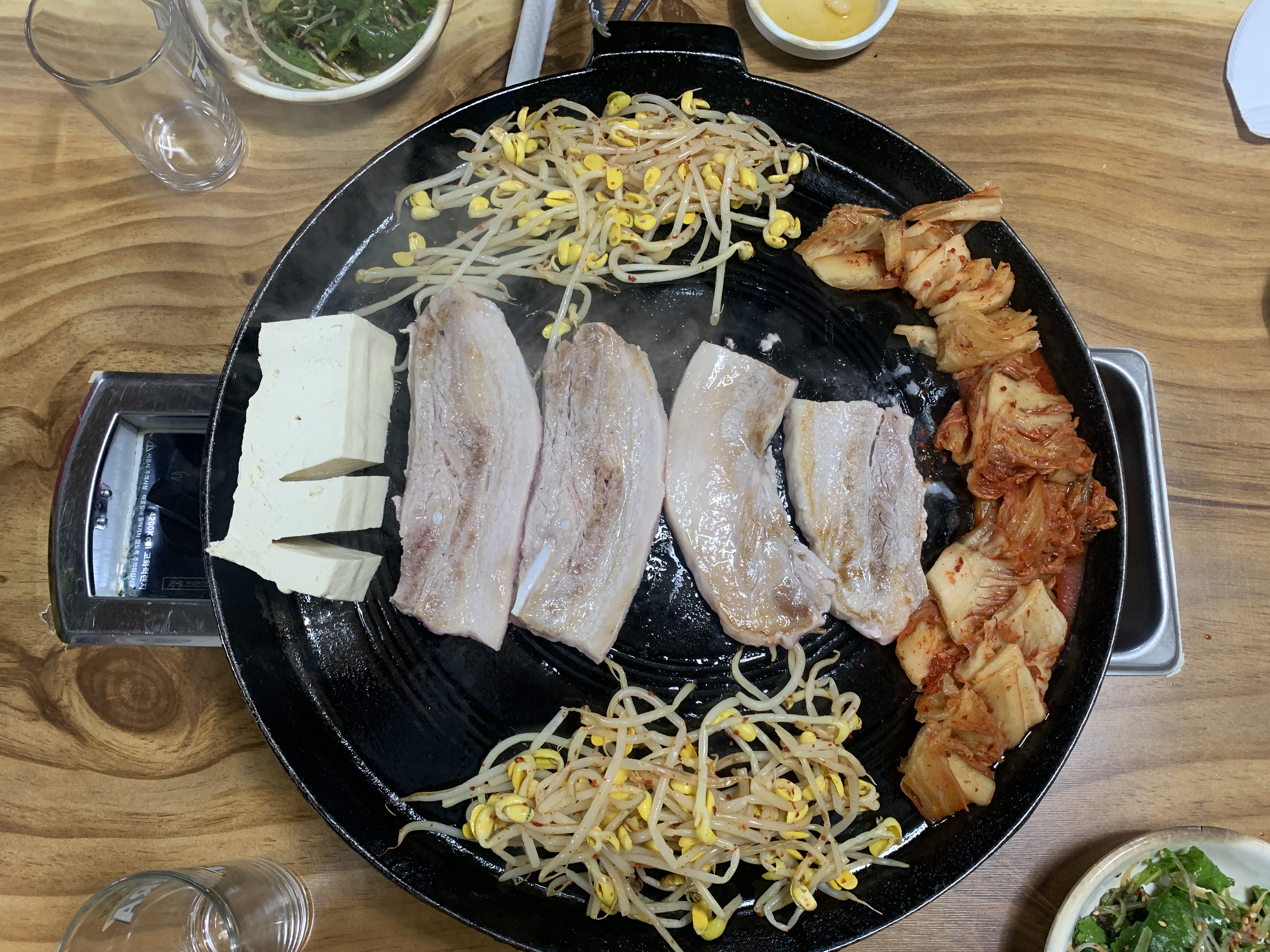  기장 삼겹살 맛집, 분위기부터 남다른 원조 소문난 솥뚜껑삼겹살