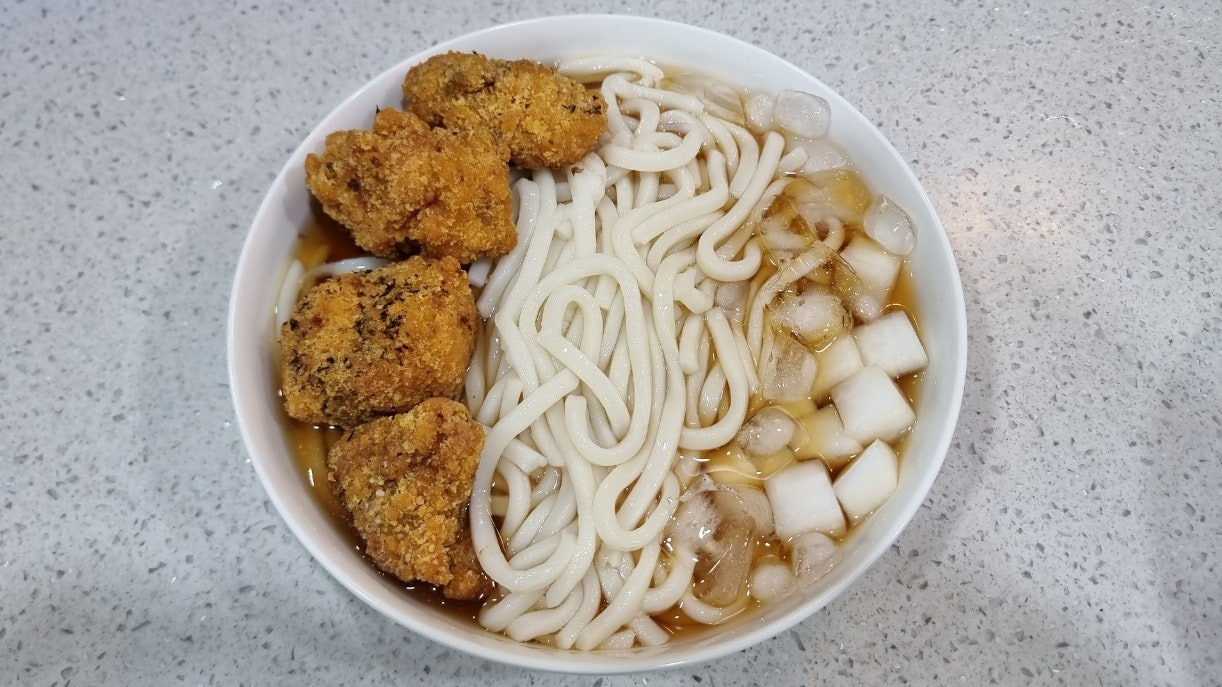 치킨 냉우동
치킨 가라아게 냉우동