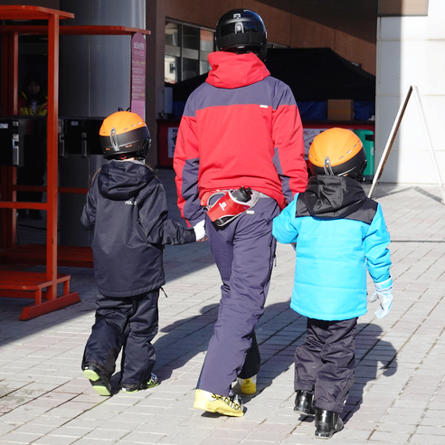 재미있게 스키를 배우고 있는 아이들 4