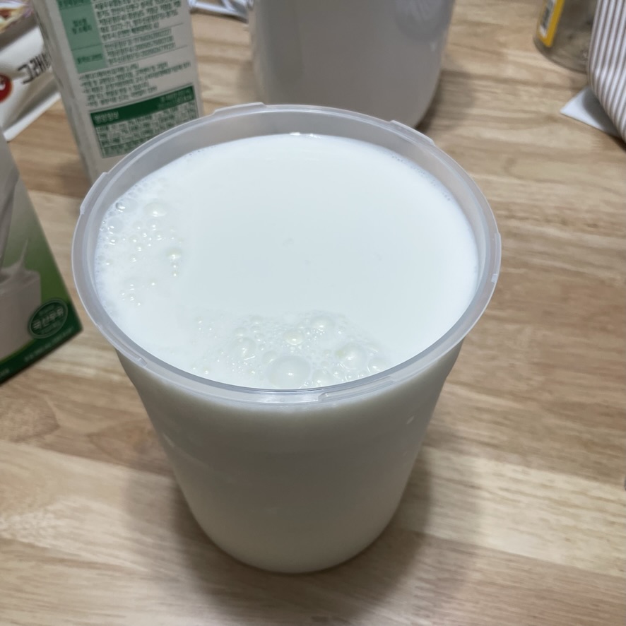 제품 설명에 나와있는대로 요구르트와 우유를 1:4 비율로 넣었습니다.