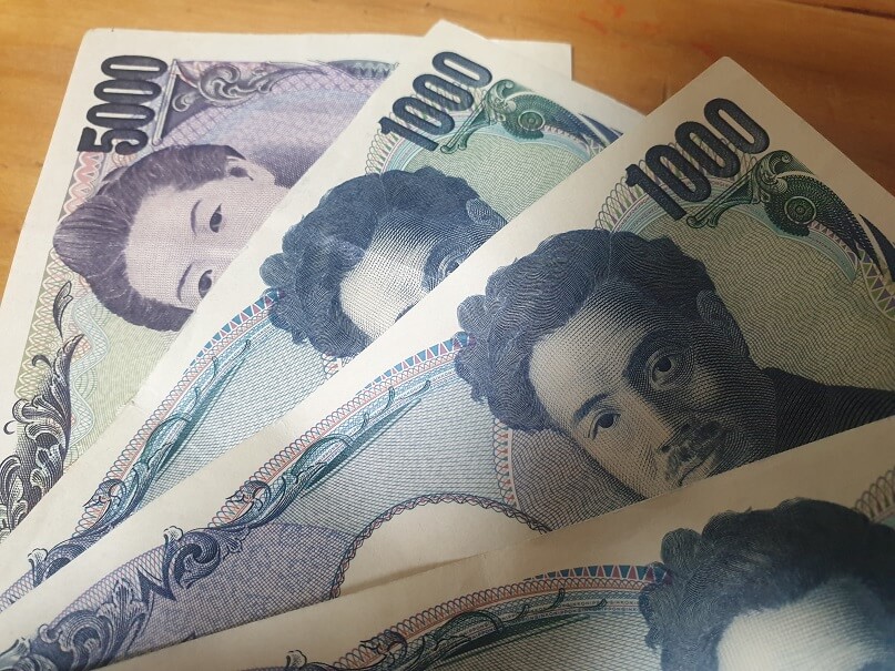 요즘 카드 사용이 많아지기는 했어도 일본 여행을 즐기기 위해서 엔화는 꼭 준비해야 하는 필수 준비물 중에 하나다. 사람들은 지폐를 확인할 때 이 지폐가 얼마짜리인지 숫자를 확인하고 그다음 디자인을 보는데 이번 글에서는 일본 지폐의 디자인과 인물에 대한 이야기를 해보려고 한다.