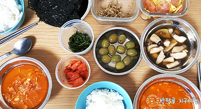 반달곰 지구여행 - 오늘의 집밥! 참치찌개&#44; 새송이버섯&#44; 올리브&#44; 멸치볶음&#44; 소세지&#44; 쑥부쟁이&#44; 김