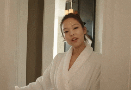 블랙핑크 제니, 세계 최대 패션쇼 '메트 갈라' 데뷔 VIDEO: Blackpink’s Jennie Kim Makes Her Met Gala Debut in Vintage 1990 Chanel