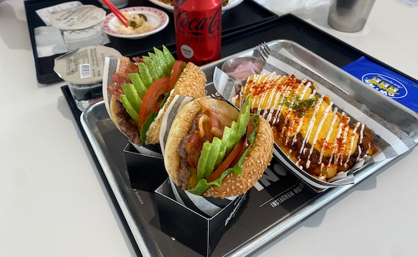 수원 영통구 광교 갤러리아 백화점 다운타우너 시그니처 아보카도 버거