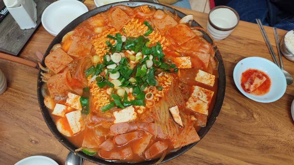  과천정부청사맛집 부대찌개전문 '통나무집'