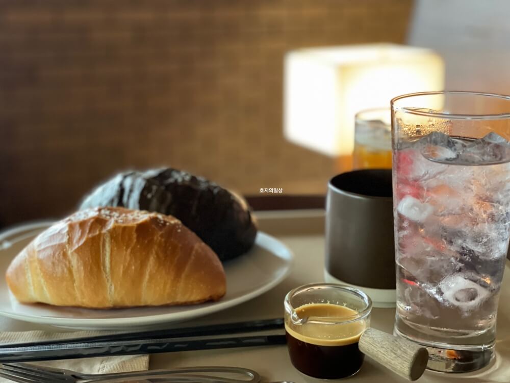 용인 수지 신상 대형 소금빵 브런치 맛집 카페 타임투비