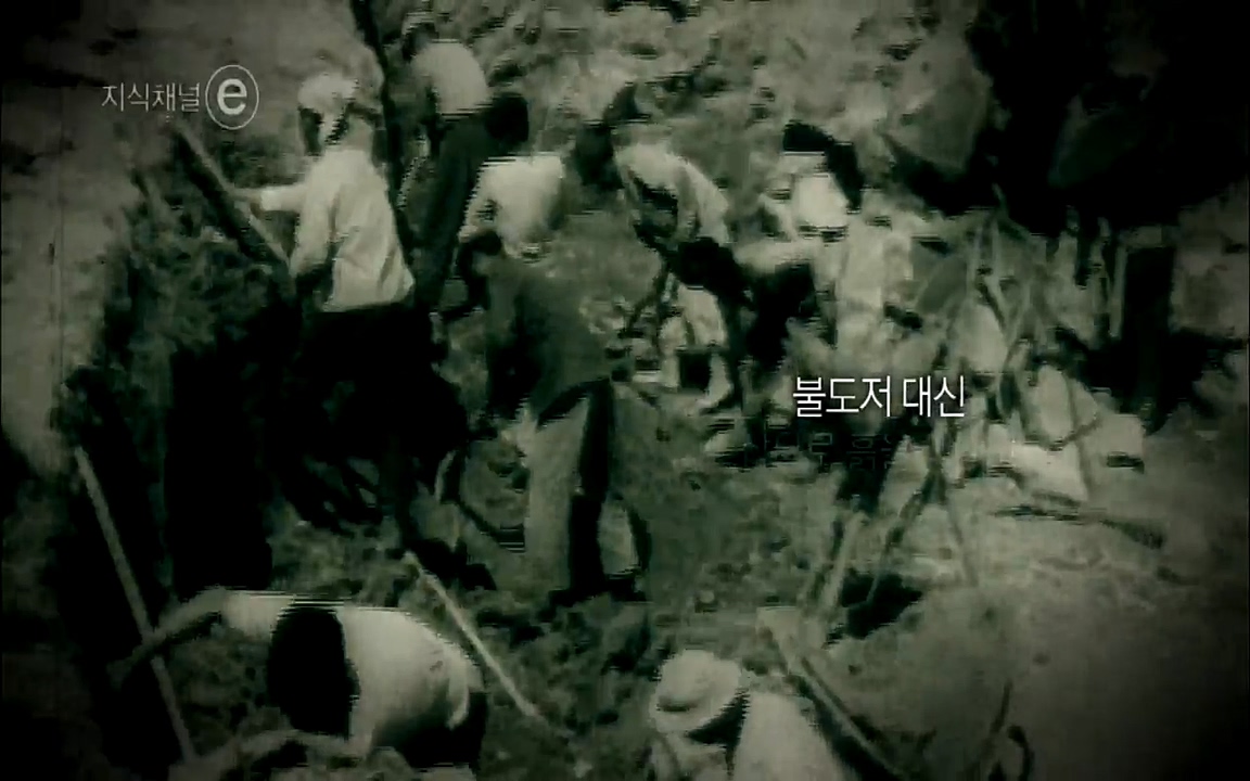 지식채널-e모두의 도로길 위, 누군가의 삶은 멈추었고 세상은 빨라졌다.mp4_20220506_205945.711.jpg
