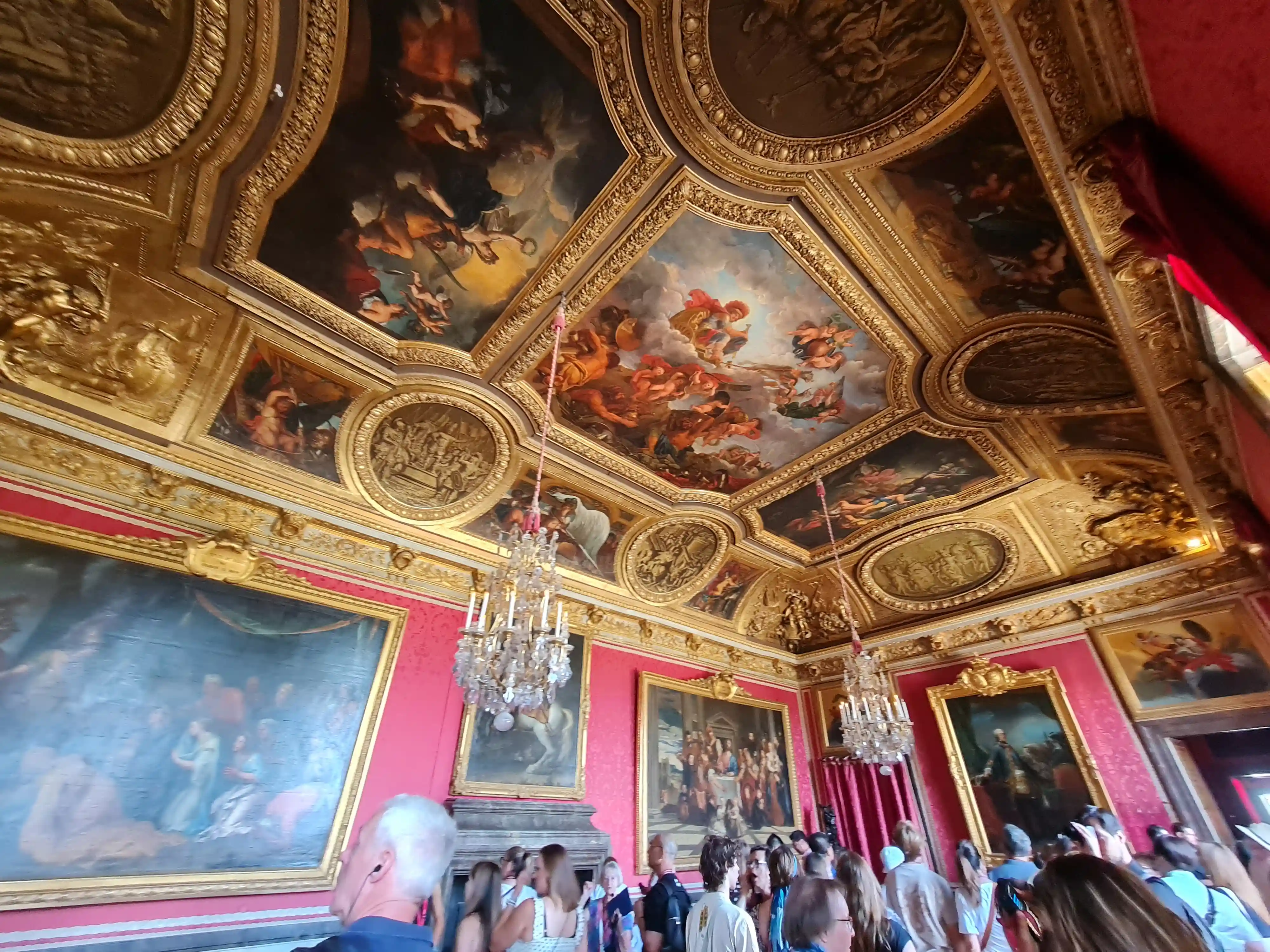 베르사유 궁전 내부 화려한 천장화들과 금박. 많은사람들