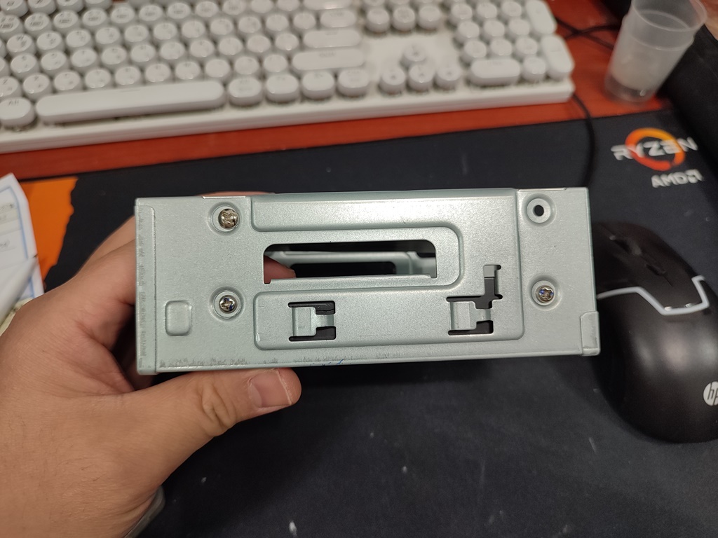 하드디스크 철재 고정 가이드에 SSD 고정시키기 (2)