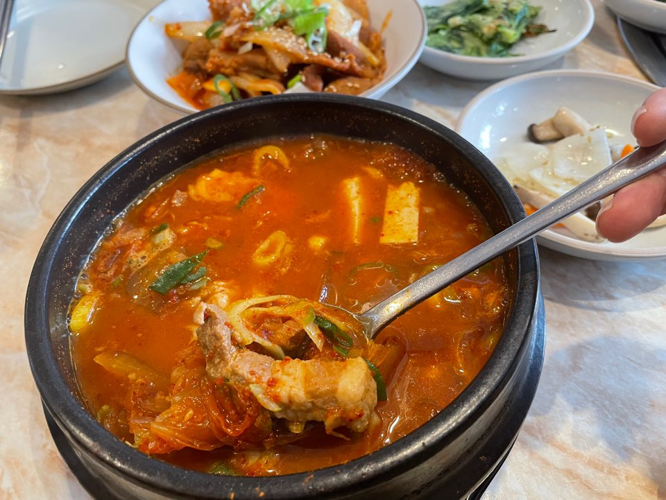 고기 많이 든 김치찌개