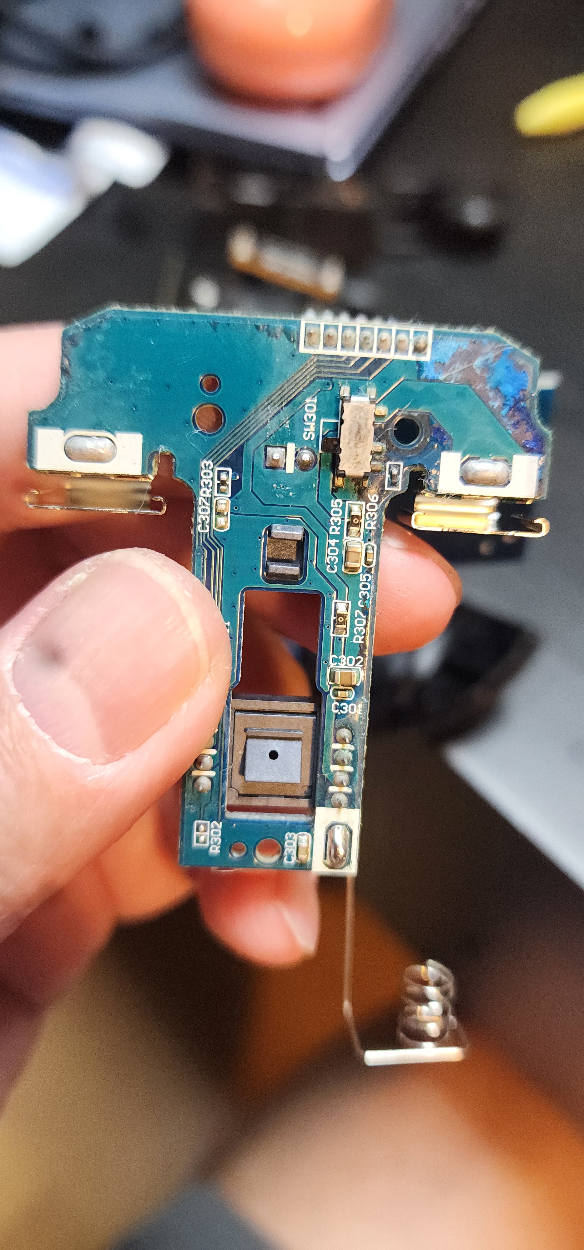 PCB 기판 오른쪽 상단이 배터리 누액으로 망가져있다.