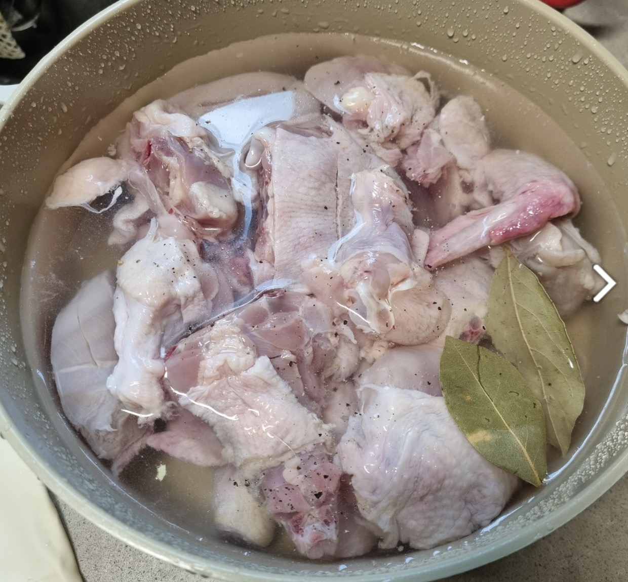 닭&#44; 청주&#44; 후추&#44; 월계수잎 넣고 끓여 잡내제거