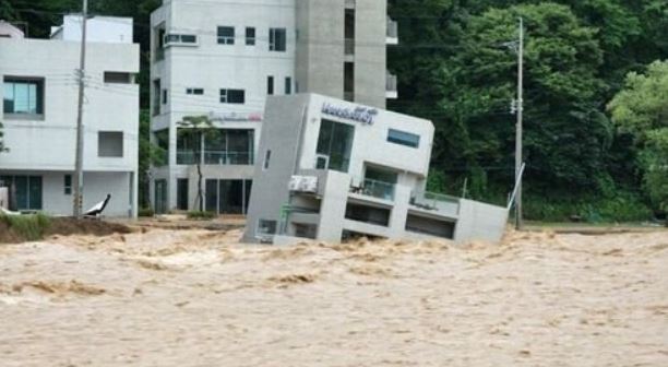 물에 휩쓸려가는 포항 풀빌라 / SNS 캡쳐