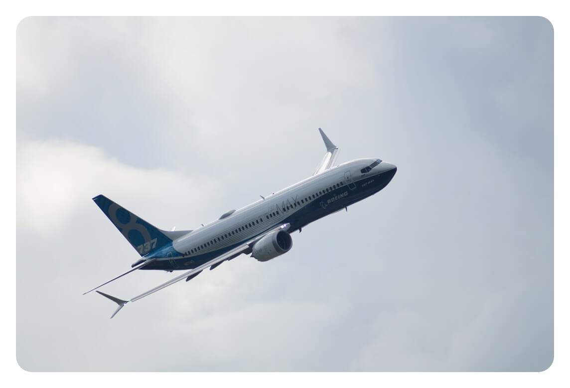 Boeing 737-8 MAX 여객기가 비행하는 모습을 찍은 사진