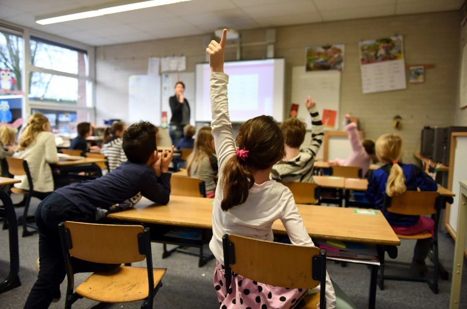 학교-수업-시간에-손을-들고-있는-학생-모습