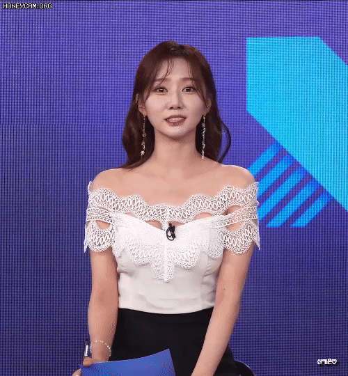  오프숄더 입은 윤수빈 아나운서