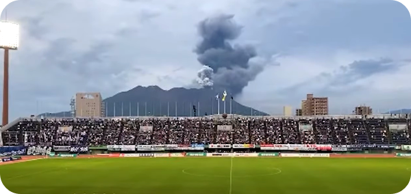 일본-규슈-가고시마-사쿠라지마-화산-폭발-2022년-7월18일-축구경기중-폭발한-화산모습