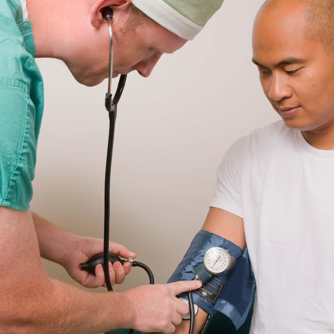 남자 간호사가 남자 환자의 혈압을 측정하고 있는 사진
