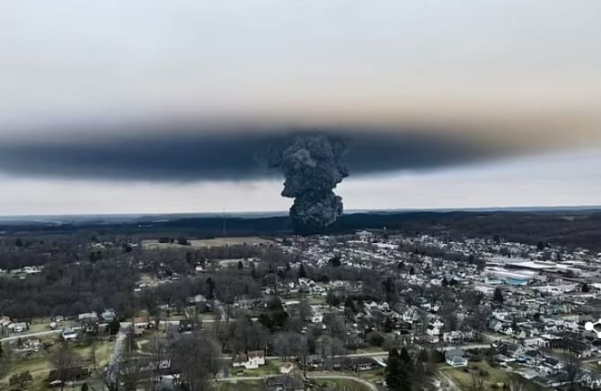  미 오하이오, 독성 화학물질 열차 탈선으로 공포에 빠져 VIDEO: Toxic Train Crash May Be Poisoning Ohio