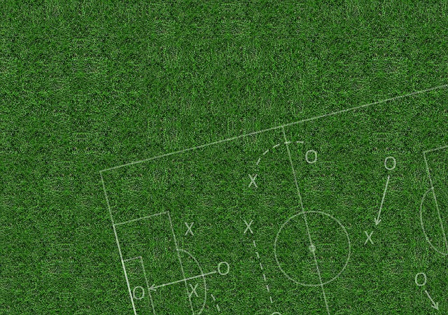 초록색 잔디 위에 축구 전술판이 그려져 있다.