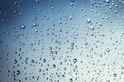 빗방울이 맺혀 있는 파란 창문