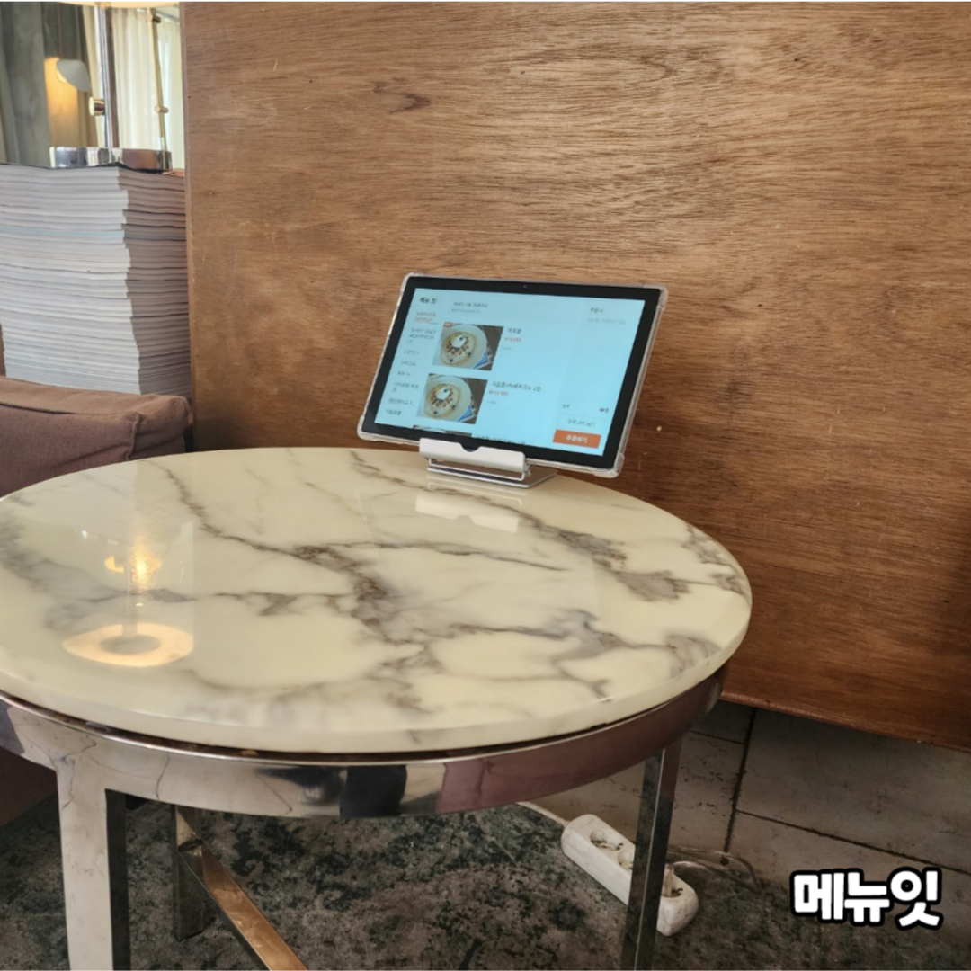  모던테이블 카페 키오스크 메뉴잇 설치 사례